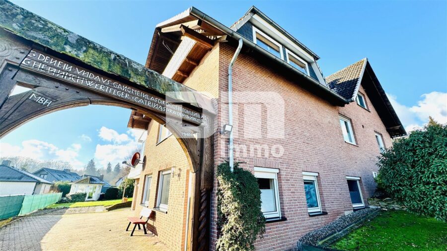 Einfamilienhaus BJ 1980 mit Einliegerwohnung, Studio + Dachterrasse - Titel Frontansicht